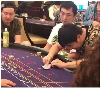 Nỗi buồn của du khách: Ngoài dòng chữ khô khan "Không ngồi, sờ vào hiện vật", chẳng thấy đâu là kỷ vật, di ảnh của vị vua yêu nước (ảnh chụp tại di tích Bạch Dinh, Tp Vũng Tàu, nơi vua Thành Thái bị thực dân Pháp giam lỏng trong 11 năm trời).
